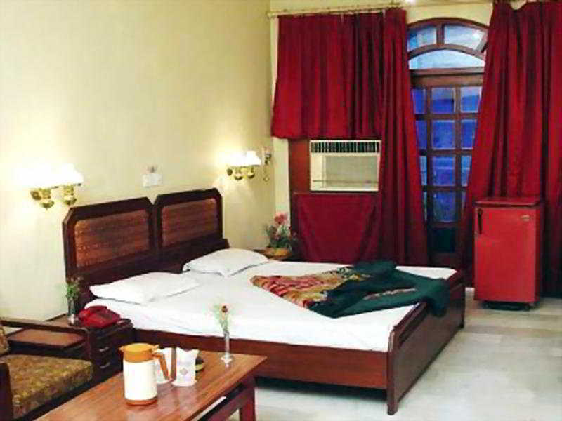 Hotel Pooja Palace Nueva Delhi Habitación foto